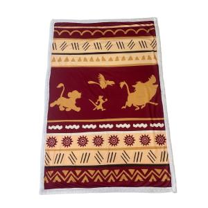 672hom018-plaid-sherpa-enfant-homadict-lion-king-hakuna-matata-rouge-blanc-100x3x150-cm