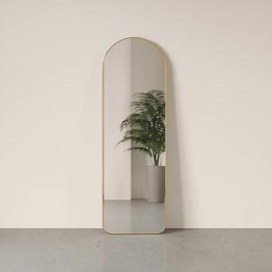 1017062-104-miroir-mural-cintre-umbra-hubba-brass-51x4x158-cm